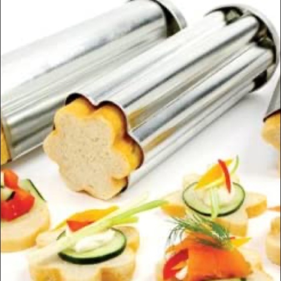 The Pampered Chef New VALTROMPIA BREAD TUBE FLOWER - Picture 1 of 8